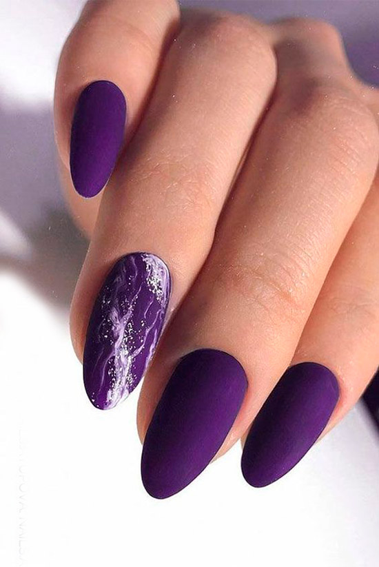 Темно фиолетовый матовый маникюр с мраморным эффектом на овальных ногтях